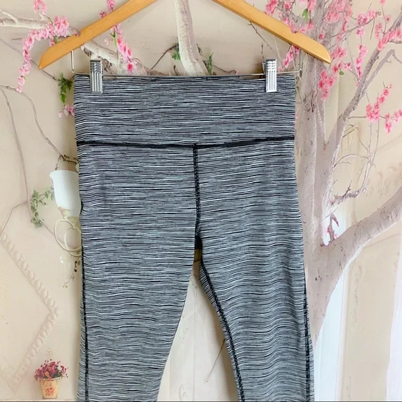 Athleta Ultimate Linear Lines Capris Pants - Picture 3 of 11